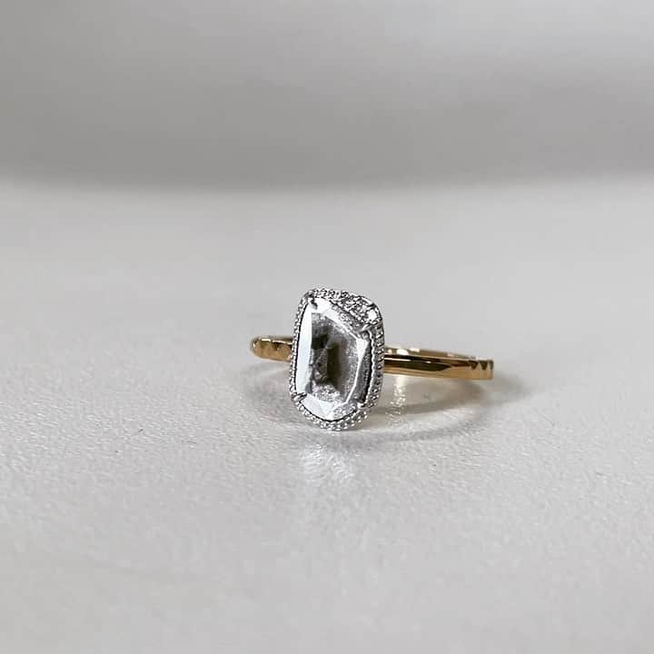 のインスタグラム：「#shelbyaki  『 Gravity 』 18karat Yellow Gold / White Gold Sliced Diamond  本日16:00〜19:00 designer AKI 在店します💍  ＜＜LIMITED SHOP＞＞　 ◇9/8 wed.-9/14 tue.  ◇阪急うめだ本店 1階 ・アクセサリーイベントスペース11  【✨designer AKI 在店】 9/10(金)16:00〜19:00 9/11(土)11:00〜14:00  【✨Instagramライブ開催】 9/10(金)20:30〜 @drama_hpfrance_umeda さんのアカウントにて開催。  見応えたっぷりのラインアップが揃うこの機会、感染症拡大防止に留意し、皆様のお越しをお待ち致しております。  ーーーーーーーーーーーーーーーーー  【Online Shop】 www.shelby8.com Brand Profile Page からも Linkできます。 ーーーーーーーーーーーーーーーーー  ＊Online Shopに掲載が無いものはお問合せくださいましたら優先的に掲載させていただきます。  ーーーーーーーーーーーーーーーーー  【Contact Us 】 info@shelby8.com ＊DMからのお問合せではなくお手数ですが、こちらまでよろしくお願いいたします。 プロフィール画面「メール」からも送信いただけます。  ーーーーーーーーーーーーーーーーー」