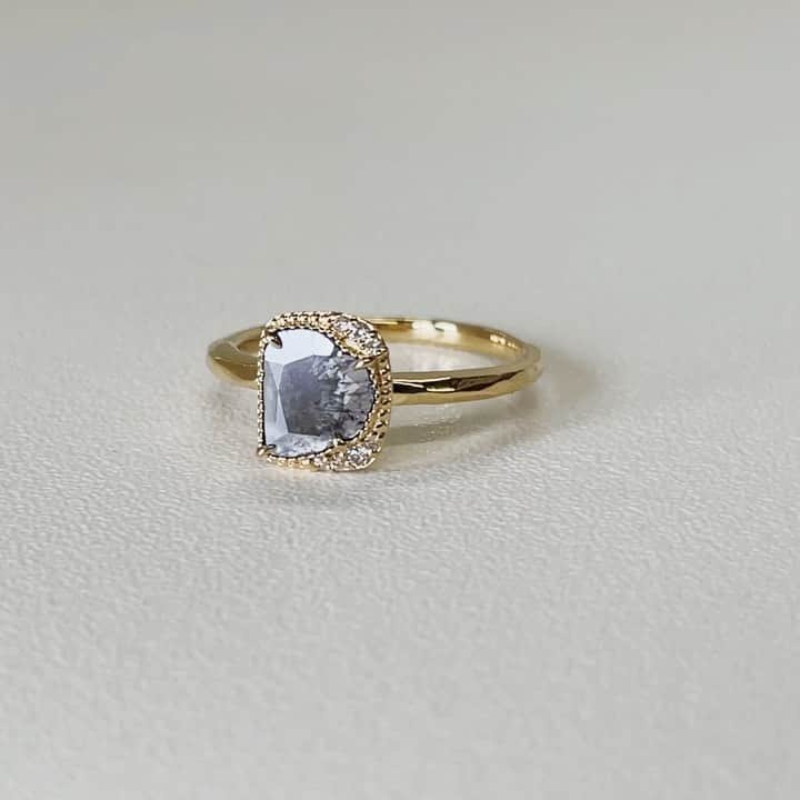 のインスタグラム：「#shelbyaki  『 Gravity 』 18karat Yellow Gold  Sliced Diamond  本日16:00〜19:00 designer AKI 在店します💍  ＜＜LIMITED SHOP＞＞　 ◇9/8 wed.-9/14 tue.  ◇阪急うめだ本店 1階 ・アクセサリーイベントスペース11  【✨designer AKI 在店】 9/10(金)16:00〜19:00 9/11(土)11:00〜14:00  【✨Instagramライブ開催】 9/10(金)20:30〜 @drama_hpfrance_umeda さんのアカウントにて開催。  見応えたっぷりのラインアップが揃うこの機会、感染症拡大防止に留意し、皆様のお越しをお待ち致しております。  ーーーーーーーーーーーーーーーーー  【Online Shop】 www.shelby8.com Brand Profile Page からも Linkできます。 ーーーーーーーーーーーーーーーーー  ＊Online Shopに掲載が無いものはお問合せくださいましたら優先的に掲載させていただきます。  ーーーーーーーーーーーーーーーーー  【Contact Us 】 info@shelby8.com ＊DMからのお問合せではなくお手数ですが、こちらまでよろしくお願いいたします。 プロフィール画面「メール」からも送信いただけます。  ーーーーーーーーーーーーーーーーー」