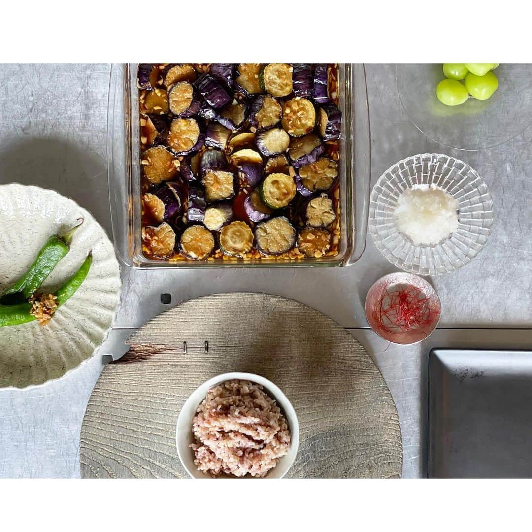 神崎恵さんのインスタグラム写真 - (神崎恵Instagram)「今朝はお弁当作りのあとに、冷蔵庫の茄子とズッキーニで揚げびたしを作りました。 なんだかものすごく食べなくなり。 数時間置いて味をなじませてから 炊き立ての滋養米と🍚 大根おろしも添えて。美味しかった🍆🥒 仕事の合間に家でのごはん。 心が整う時間です。 なんだかいつも食べ物ばかり😂 美容やコスメのご紹介もしなくちゃですね。  今夜のインスタライブは、メイクやクレンジングや洗顔、スキンケアもする予定です🚩 夜21時すぎ頃からの予定です☺️  #おうちごはん」9月10日 13時34分 - megumi_kanzaki