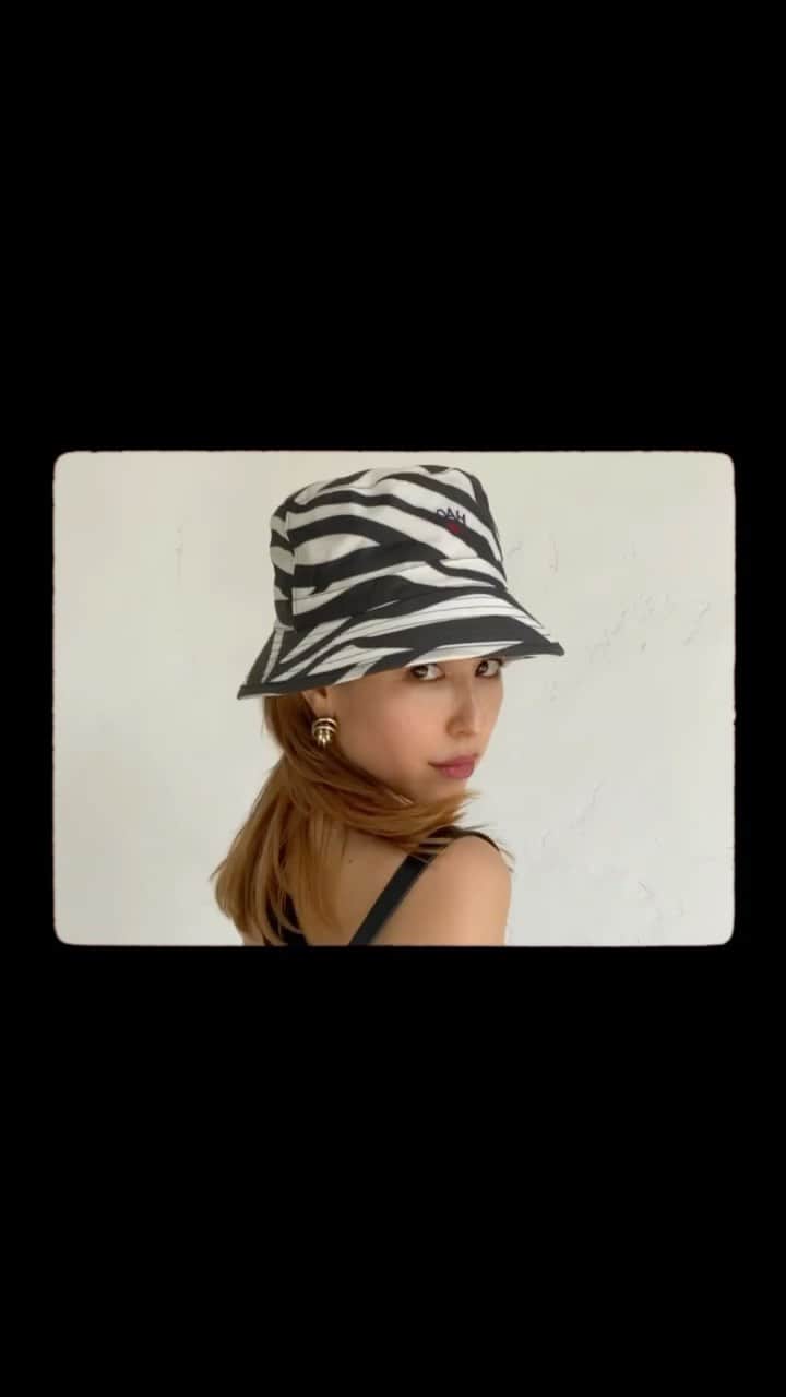 BENIのインスタグラム：「Summer don’t leave so soon🥲 グッバイ夏よ、、 寂しいので大好きなサマースタイルまとめです どん🍉🍸🌊❤️‍🔥  Look① 👑 @noahclothing  👚 @aeronstudio  👖 @marineserre_official  👜 @jilsander  👡 @maisonmargiela  💎 @justineclenquet   Look② 👚 @aeronstudio  🩳 @rokhofficial 👢 @coperni  💎 @justineclenquet   Look③ 👚 🩳 👢 @courreges  👜 @coperni  💎 @beaufille   Look④ 👗 @kwaidaneditions  👖 @rokhofficial  👡 @bottegaveneta.by.daniellee  👜 @aeronstudio 💎@bottegaveneta.by.daniellee  @jilsander   style by me & @saki_tokio  special thx to my fav boutique:) @additionadelaide」