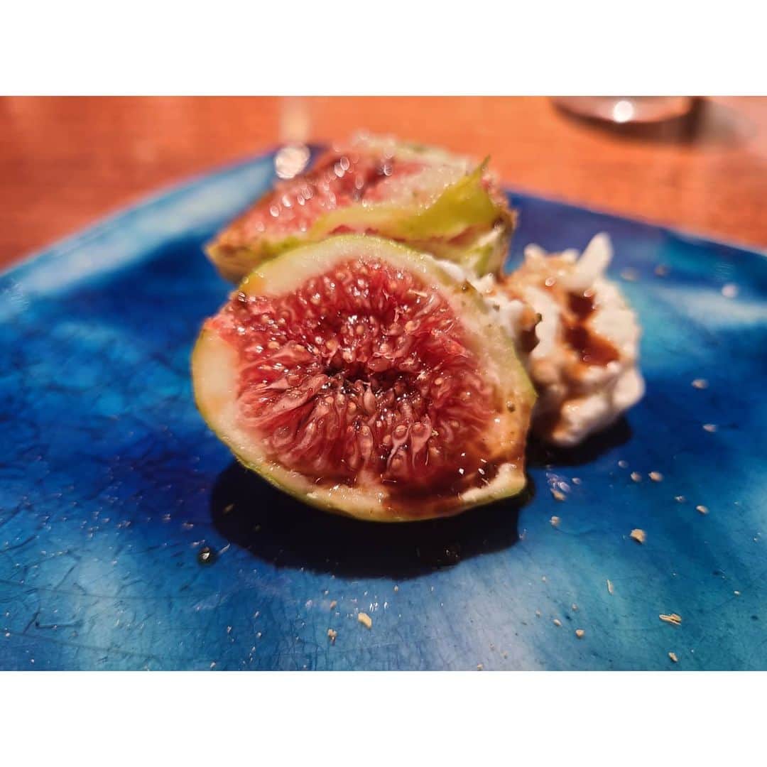 未來歩のインスタグラム：「やっぱり大好きなお店。  美味しいって言葉が自然に出ちゃう  いつ行っても初めてをくれる素敵なお店。  今回も頂きました🙌  無花果のアルマ。抜群のソースでした♥️ タイプ過ぎた🤤  #キャビア #創作料理 #隠れ家  #シャンパン #食べログ#グルメ#大阪グルメ#予約困難店 #無花果　#caviar #champagne」