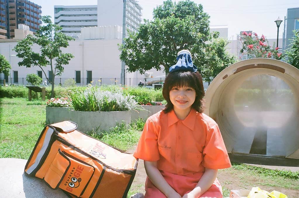 岸井ゆきののインスタグラム：「今夜10時から #家族募集します　第七話放送です🌈📺 あたまに置いた氷嚢が落ちる瞬間の写真　おさめてもらっていた！！！🧊 あんなに暑かったこともう忘れた。もう涼しい、こどもかわいい、秋🍁  七話、なんか海に行ってるな？？🌊たのしそうだなあ〜！🍈🍈 海ロケのあとみんなほんのり焼けててわらいました。 🌈にじやから飛び出してまた豊かな回になっていると思います。おたのしみに〜！  #家族募集します」