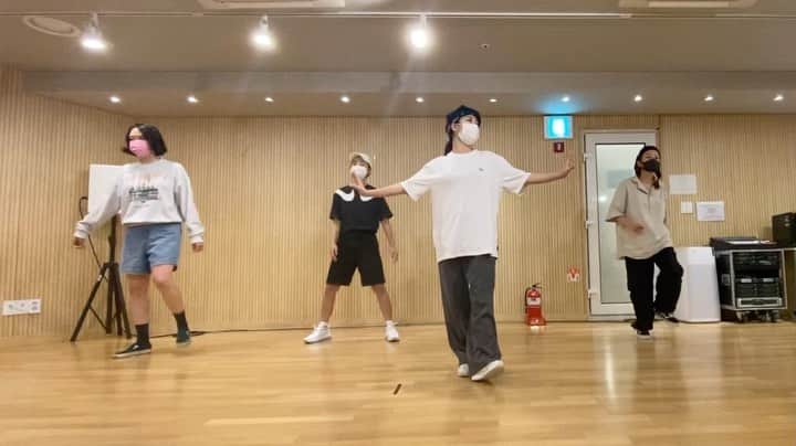 ソ・ウナのインスタグラム：「오늘 주연쌤 생일을 왕추카추카하며😋 힌니애 앵글에서 사라지며 앞으로 나아가는게 킬퐄ㅋㅋㅋㅋㅋㅋ이거 빠른 버젼으로 하면 진짜 멋졌을텐데 락린이들은 이정도로 만족합니당😇」