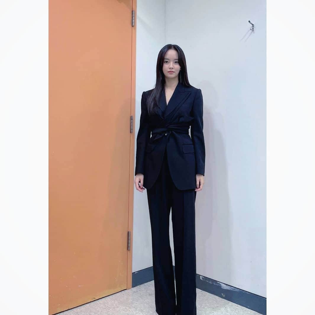 のインスタグラム：「여러분, 오랜만에 인사드려요:) 오늘 한국 방송대상에서 최우수 연기자상과 인기상을 받게 되어 감사한 마음 안고 왔습니다!! ⠀ 늘 옆에서 응원해 주시고 사랑해 주시는 여러분들이 계셔서 받을 수 있는 상이라는 걸 잘 알기에! 다시 한번 더 감사드려요 한 발짝 한 발짝 잘 성장해나가겠습니다! ⠀ 이제 날이 점점 선선해져요! 벌써 가을이 오다니.. 🍂 다들 힘드실 테지만 건강 잘 챙기시고 행복한 하루 마무리하세요 ♡ ⠀」