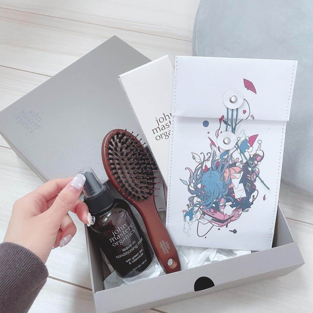 畑美紗起のインスタグラム：「髪の毛のケア💇🏻‍♀️💭  @johnmastersorganics_japan のブラシは ずっと使ってるんだけどサラサラになるし サイズ小さい方は持ち運びもしやすくて便利✨  洗い流さないトリートメントでしっかりケアして 髪の毛つやつやサラサラ目指すぞ〜☺️💕  #johnmastersorganics #ジョンマスターオーガニック #ダイスケリチャード #greenbeautycommunity #ジョンマスターオーガニックブラシ #愛用品 #ヘアケア #トリートメント #pr」