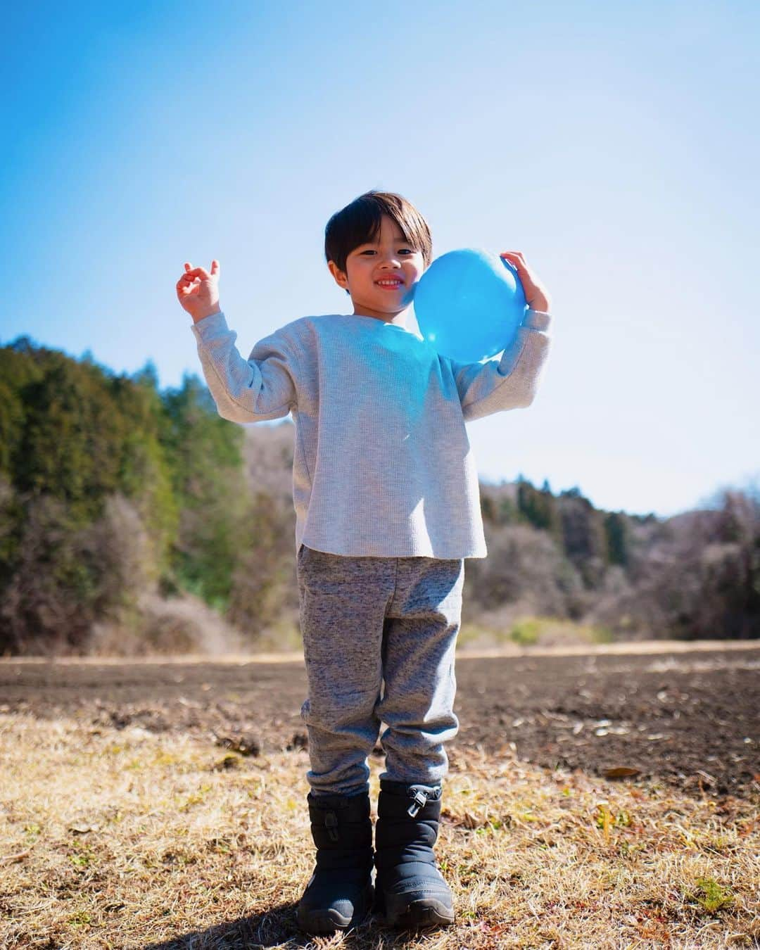 辻元舞さんのインスタグラム写真 - (辻元舞Instagram)「. 最近全然行けてないので、いつかのキャンプ写真🏕 長男がお手伝いしてくれるようになってきた👦🏻 2枚目の、横は崖だわ片手に次男抱っこでボールは飛んでくるわで危なっかしい写真と、 4枚目の疲れ果てた私と蝋人形のような次男の写真がお気に入りです。笑 キャンプ行きたいな🥺⛺️  #キャンプ#5歳#2歳#3歳差兄弟#男の子ママ」9月10日 17時16分 - mai_tsujimoto