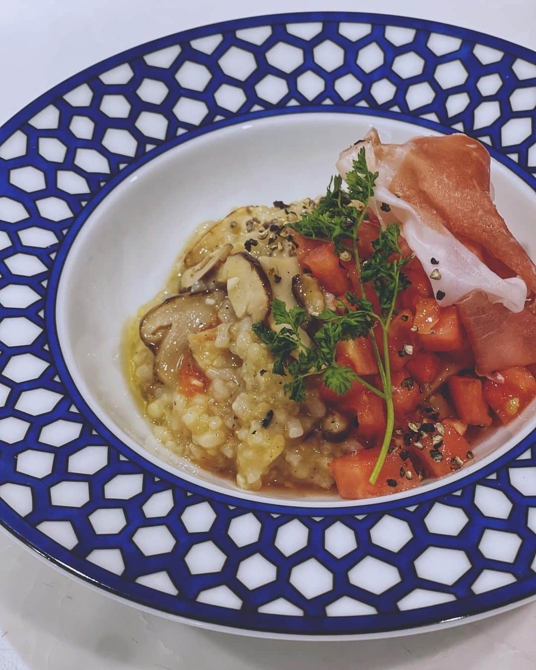SEIRAさんのインスタグラム写真 - (SEIRAInstagram)「玄米ご飯の残りをアレンジして 松茸、トマト、生ハムのリゾットの完成✨」9月10日 17時57分 - official.seira