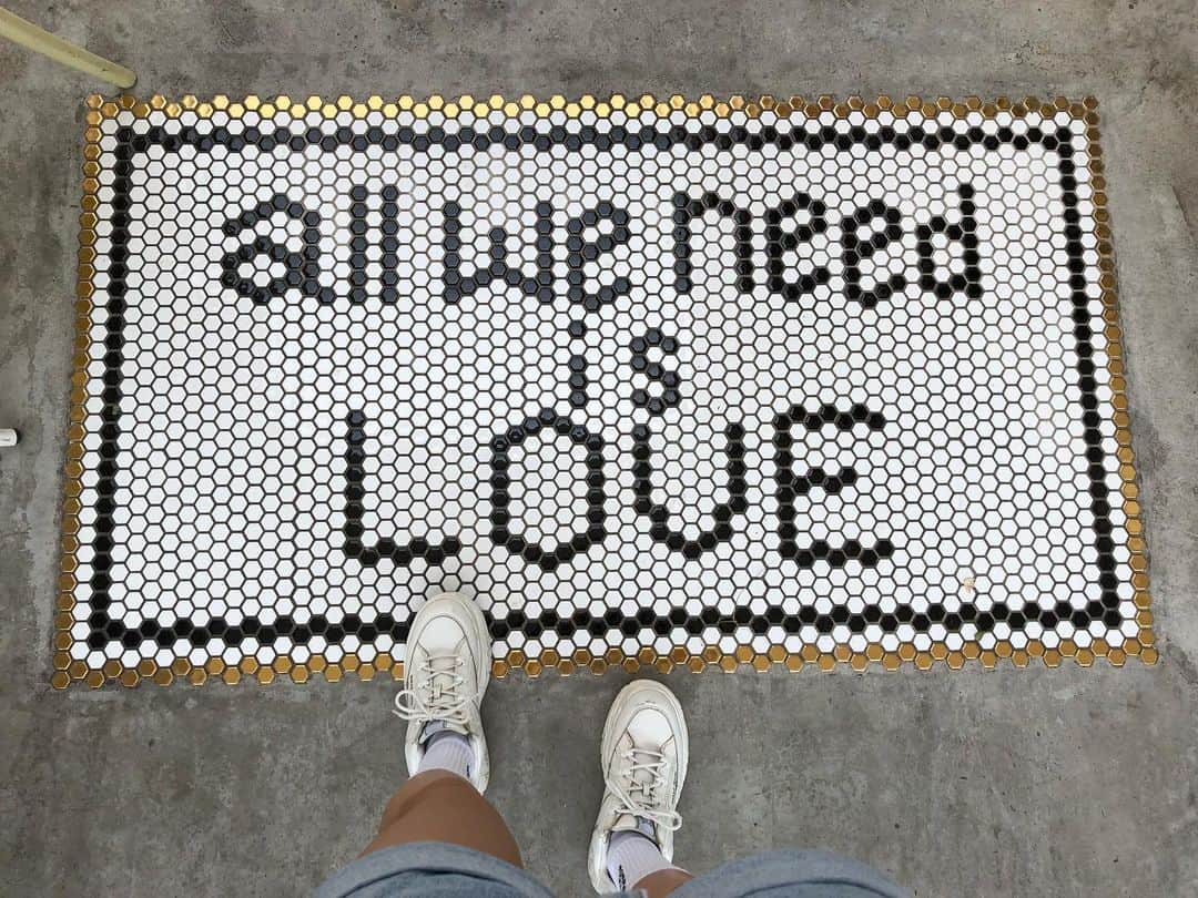 のインスタグラム：「. 床かあいい🤍 . . . . #nakedwolfe #sneakers #スニーカーコーデ #白スニーカー #カジュアルコーデ #カジュアルファッション #白t #teafanny #代官山 #代官山カフェ #おともらち #japan #tokyo #selfie #自撮り #fashion #今日のコーデ #ピンクヘアー #ハイトーン #ootd4nylonjp #멋스타그램　#오오티디　#메이크업　#일상　#셀카　#좋아요　#카페투어」
