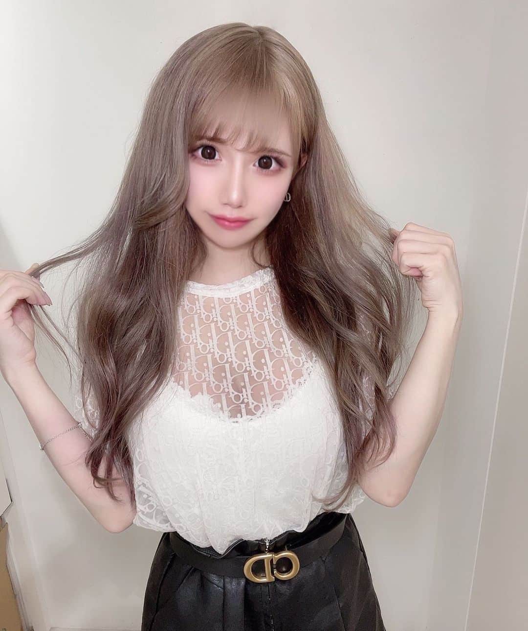 にゃいりんのインスタグラム：「🧸 . . . ( @____sawako ) さんに可愛い髪にしてもらたー🤎 . . ミルクティぐれーじゅ☕🤎🤍 . . めちゃくちゃ丁寧にやってもらえた🥺✨ そしてめちゃ施術中たのしかった() . ありがとうございます🥺✨✨ . . . #ミルクティーカラー #シールエクステ #haircolor」