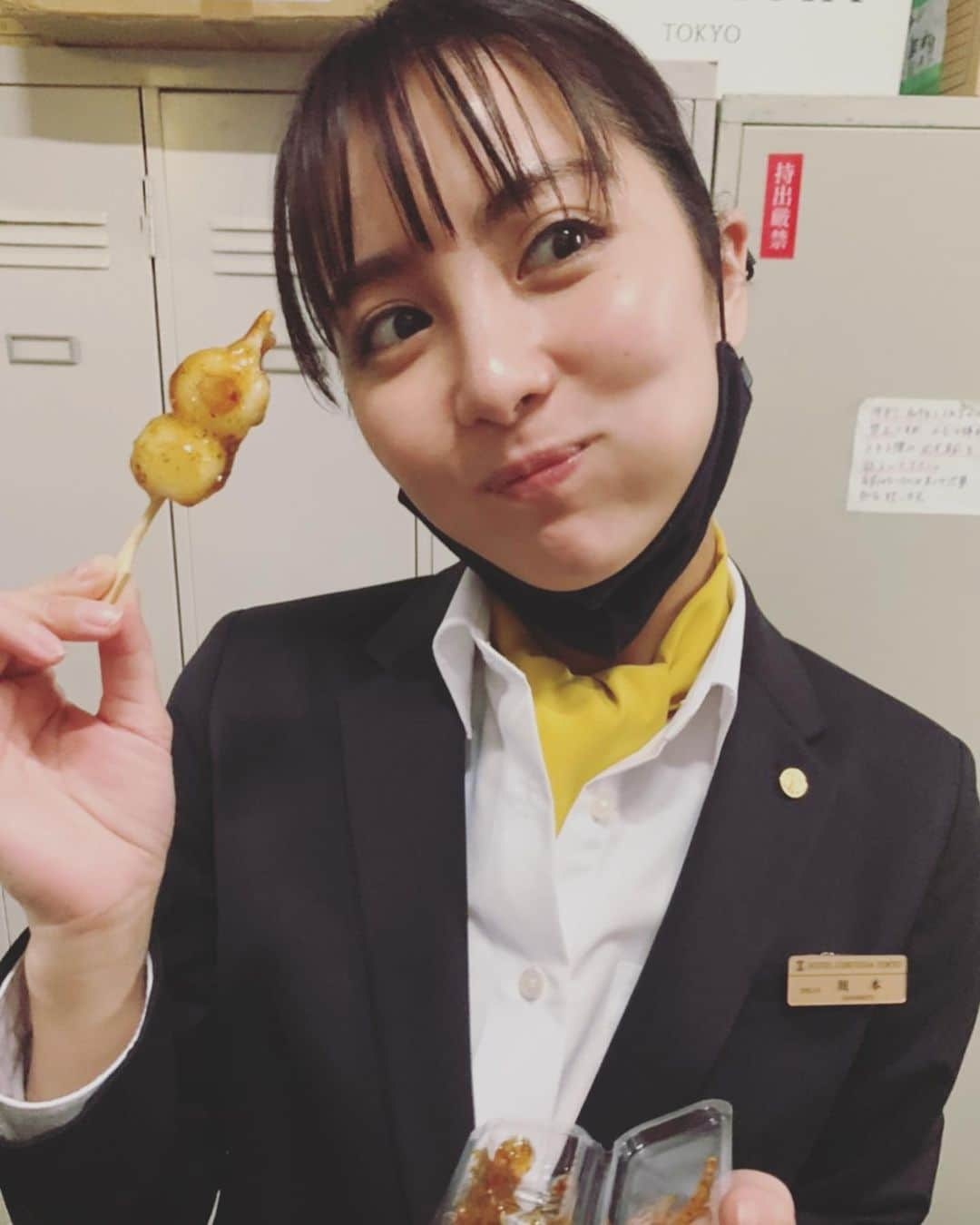 石川恋さんのインスタグラム写真 - (石川恋Instagram)「9月17日(金)公開の映画 #マスカレードナイト までいよいよ1週間です🏨 ということでオフショットを探していたら、、 何かを食べている写真が大量に。笑  前作の時から差し入れでいただくお弁当やおやつが とっても美味しくて、少しは我慢しなきゃ！と思いつつも ついつい毎日手が伸びてしまう川本でした😳🍡  いよいよ公開日が近付いてきて、 いくつか番宣もさせていただいたので またO.A.日お知らせします❤️‍🔥」9月10日 18時08分 - ren_ishikawa