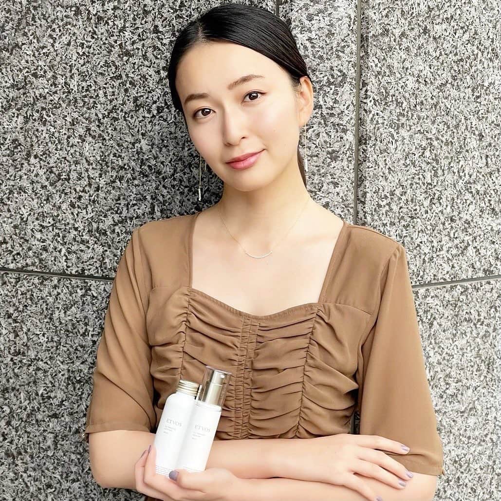 岩間恵のインスタグラム：「ETVOSのスキンケアライン新商品を プレゼントしていただきました🥰　@etvos.jp  もともと自然派コスメが好きでETVOSも よく使っているのですが、こちらのスキンケアは とてもみずみずしくて保湿力たっぷりなので、 これからの季節に大活躍しそうです💓  ●アルティモイストローション ●アルティモイストセラム  9月15日(水)に発売されます✨ これ２本でスキンケアが完結するのは とてもありがたい、、、！  #etvos #エトヴォス #アルティモイスト #スキンケア #PR」