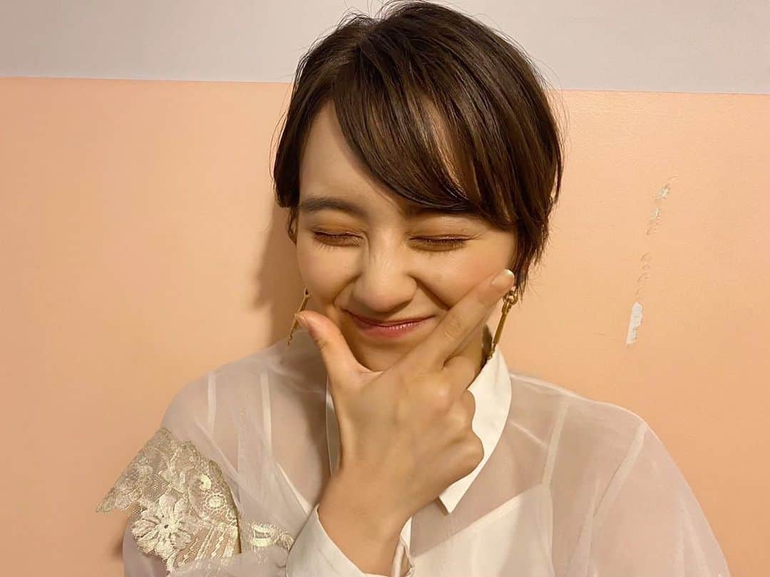 岡田結実さんのインスタグラム写真 - (岡田結実Instagram)「今日の #おかだゆいMGgram 🧡  今日のおかだ氏のラッキーカラーがライトオレンジ🍊だったので、ライトオレンジっぽい雰囲気のお写真にしました!!!!!!  今日は金曜日✨ 明日からお休みの方も多いかと思います💭 皆さんの週末の予定はもう立てましたか~☺︎  そして突然の告知！笑笑  この後、19:30~  NHK総合「首都圏情報ネタドリ！」生放送です🤍 今日は拡大版です！！！！ 20:42までの放送になりますので ぜひぜひご覧ください🙇🏻‍♀️  byマネージャー」9月10日 18時24分 - okada_yui_official