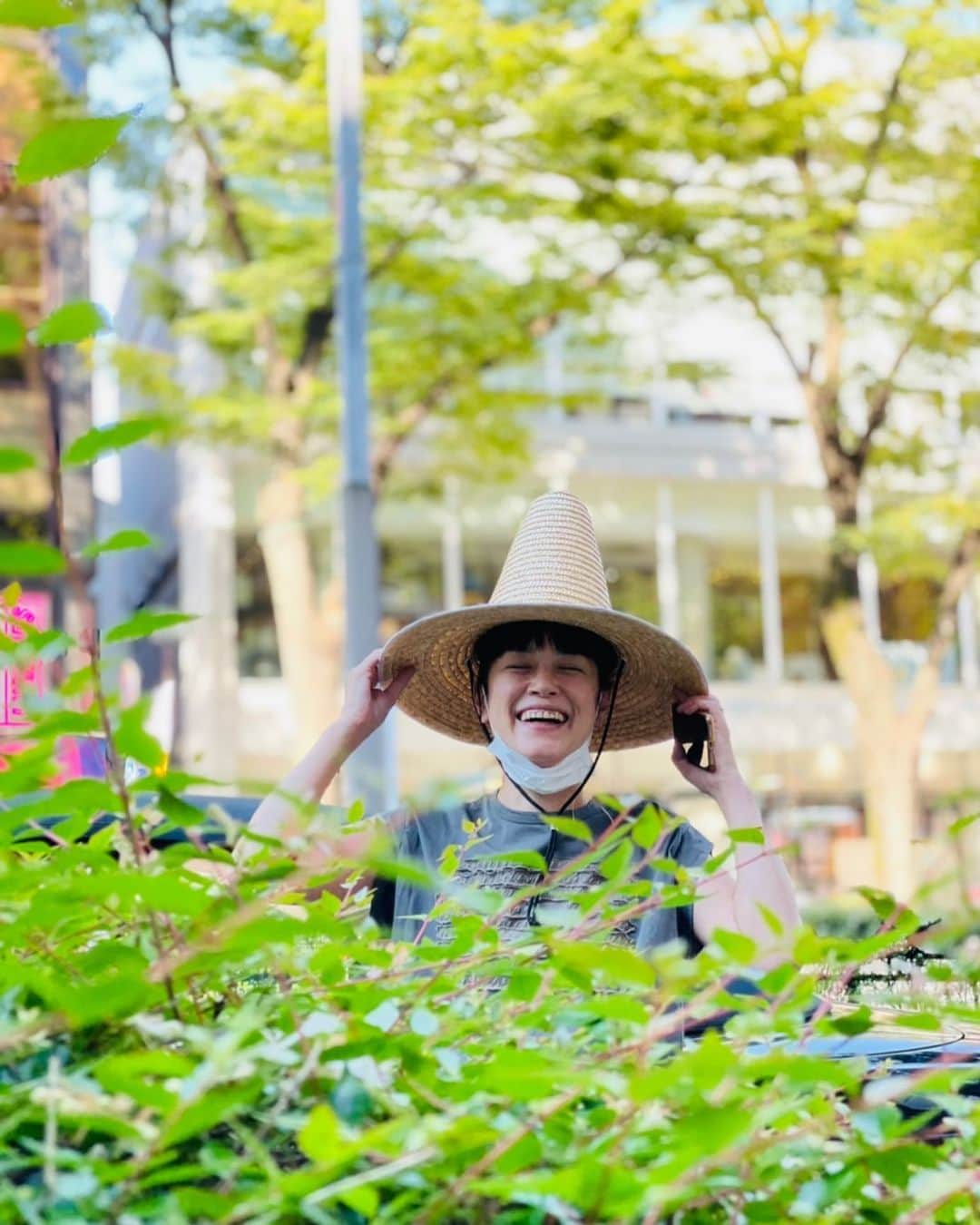 加藤紀子のインスタグラム：「お気に入り帽を自慢しに原宿へ。  「似合うと思った！」と お友達から頂いたとんがり帽。 畑で被るぞー🧑🏼‍🌾🥕🥔🌶 （まだ高さが把握出来てないから、被るたびにぶつかり中）  #カトノリ農園」