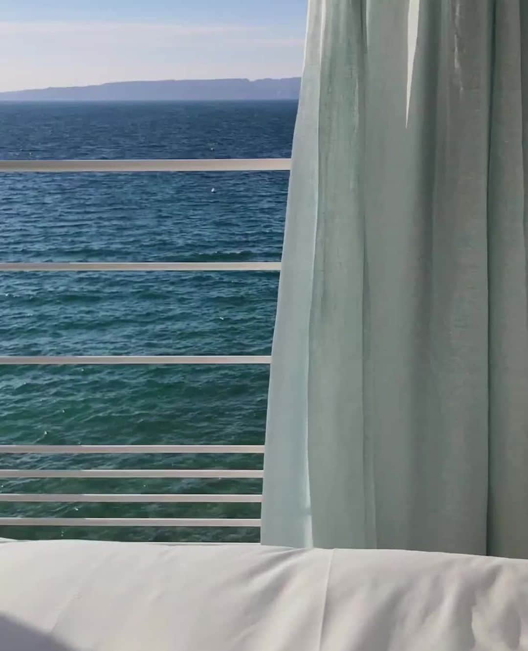 のインスタグラム：「Les souvenirs d’été… 🌊 Fenêtre sur mer avec @lesbordsdemer ⁠ ⁠ --⁠ 🇬🇧 Dreaming of last summer last moments… 🌊 Window on the sea with @lesbordsdemer」