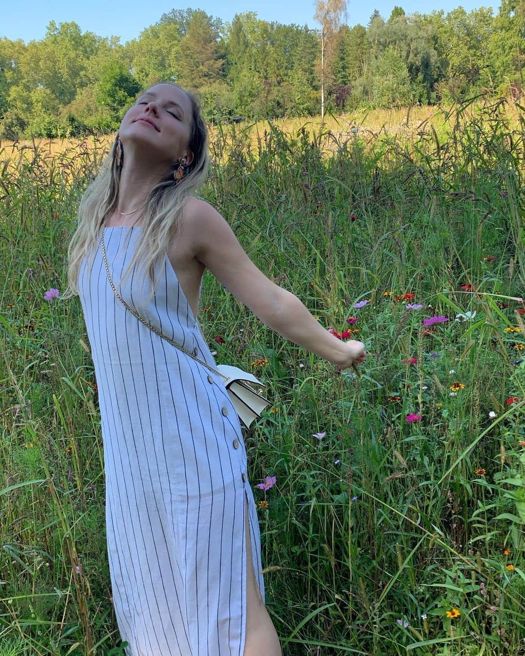 ナタリー・エモンズのインスタグラム：「ちなみに日曜日は時間ありますか？🌼 #strathberry #ストラスベリー」