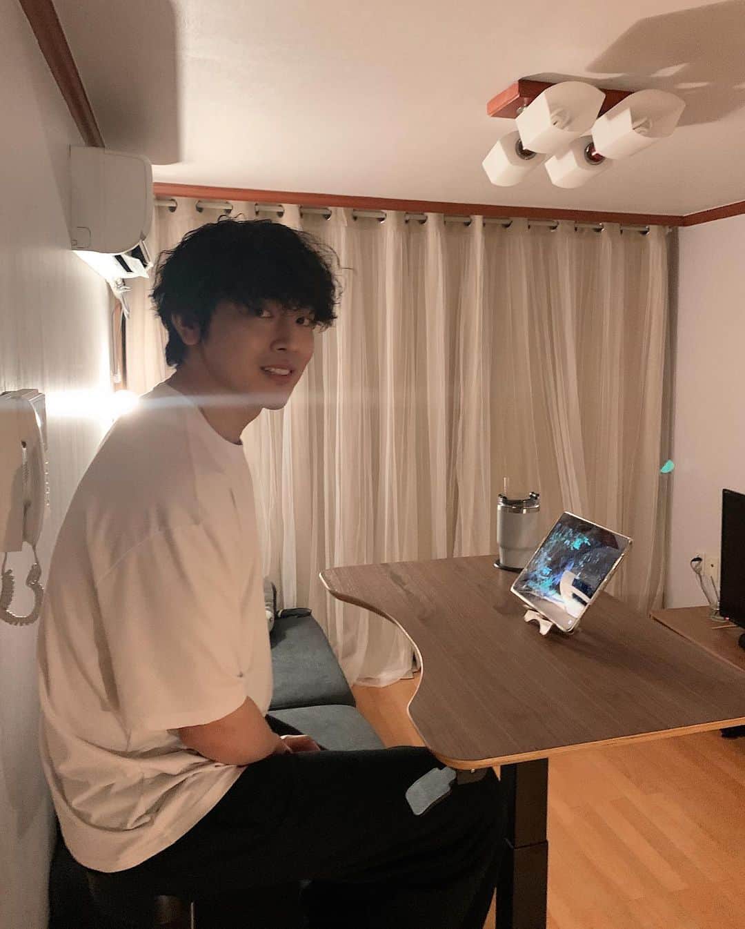チャン・ジェホのインスタグラム：「홈트! 🚴🏼‍♂️ 감사합니다! #협찬#휴핏#아이러너#스페이스바이크」