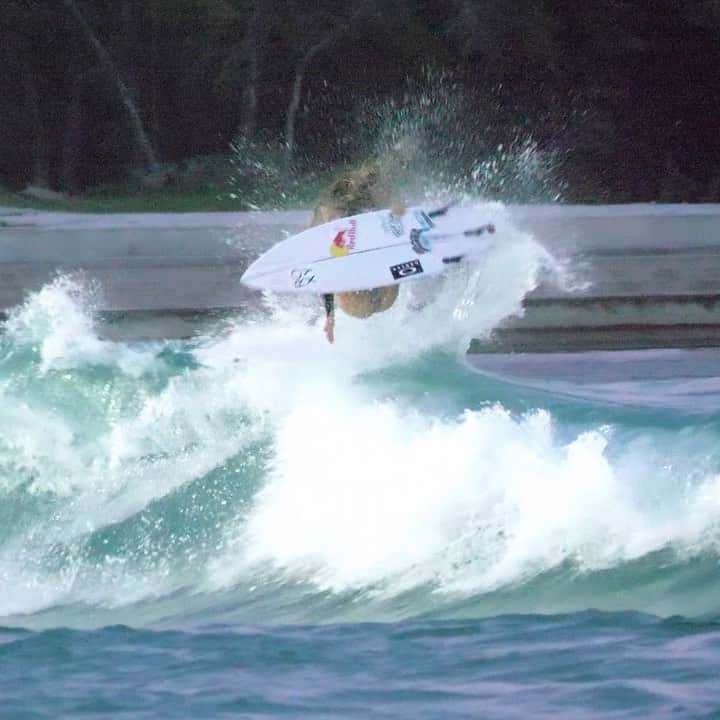 キャロライン・マークスのインスタグラム：「Waco, Texas 🤠 @redbullsurfing x @glassanimals 🎶 ✨」