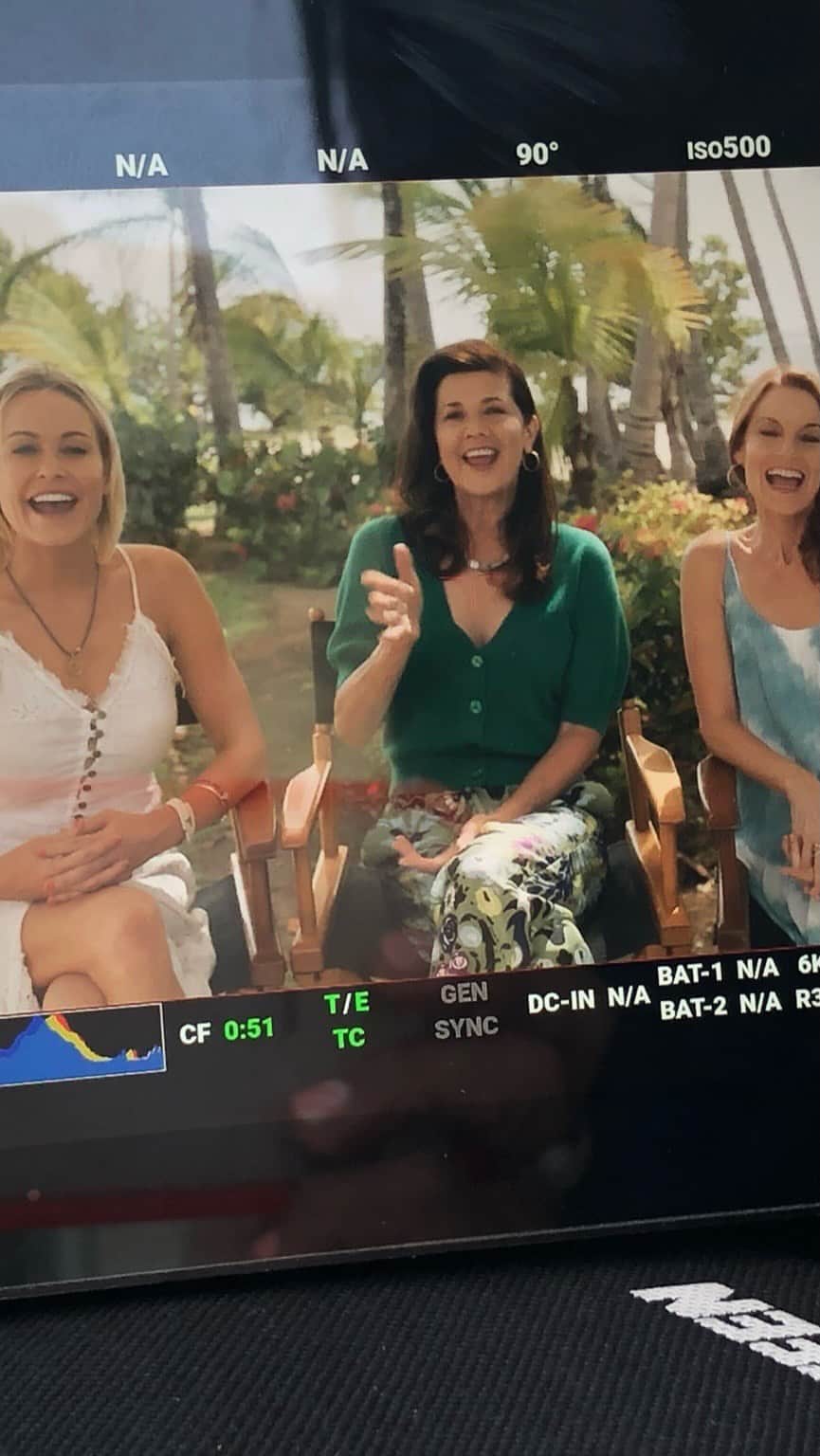 ジョシー・ビセットのインスタグラム：「It felt just like the good old days in the courtyard of Melrose Place but this time we were in Paradise for a magical weekend on @fantasyislandtv 🏝. @foxtv reboot of Fantasy Island gave us the chance to grant our wishes and gave me the chance to play best friends with my real friends @lauraleightonforreal and @daphnezuniga again after all these years!👯‍♀️ Tune in on Sunday night (8:30EST) on Fox for our mini  Melrose reunion ♥️ @entertainmenttonight   #melroseplace #janemancini #fantasyisland #bestfriends #melrosereunion」