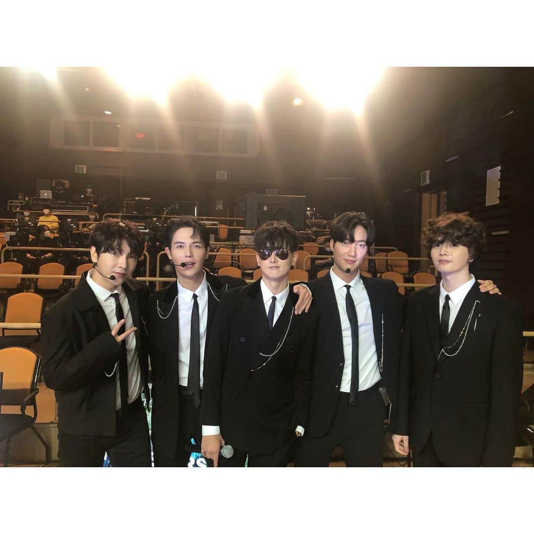 ジヒョク のインスタグラム：「12주년 팬미팅 콘써트 모두 수고 하셨습니다 !! 오랜만에 콘써트를 할수 있어 매우 뜻깊은 시간이었습니다 !! 다시만나는 그날까지 모두 건강하세요 ^^」