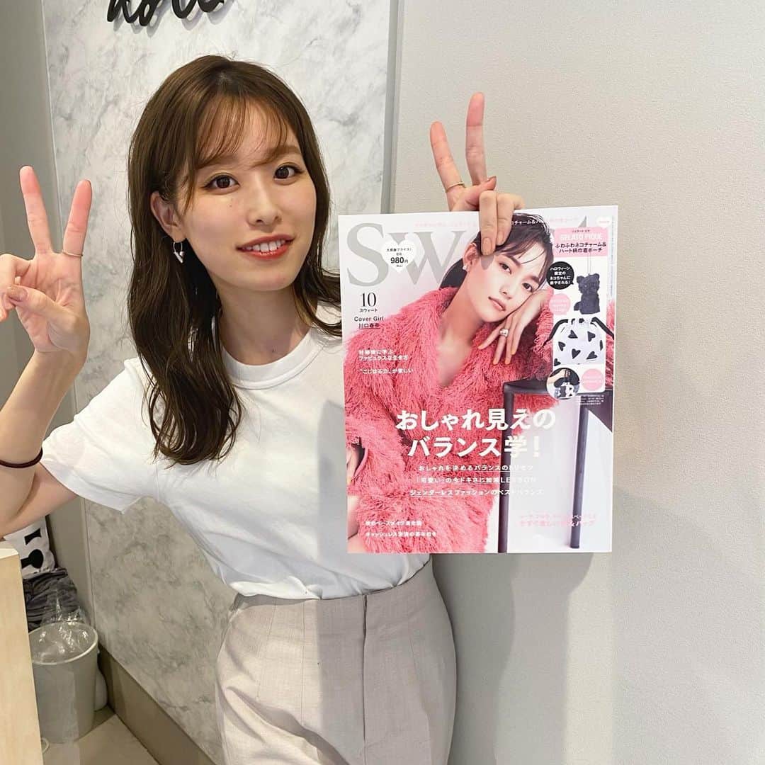 しばたあやなのインスタグラム：「sweet10月号♡  いつも見てる雑誌です😭 嬉しすぎました！  髪の毛綺麗になると 嬉しいですよね♡ ヘアケアは継続が大事✌️  本屋さんやコンビニにあります🏪  #sweet #ヘアケア #ヘアアレンジ #美容師youtuber  #youtube #AYAMAR #表参道美容師 #アレンジ #韓国風巻き髪  #シースルーバング #ミディアムヘア」