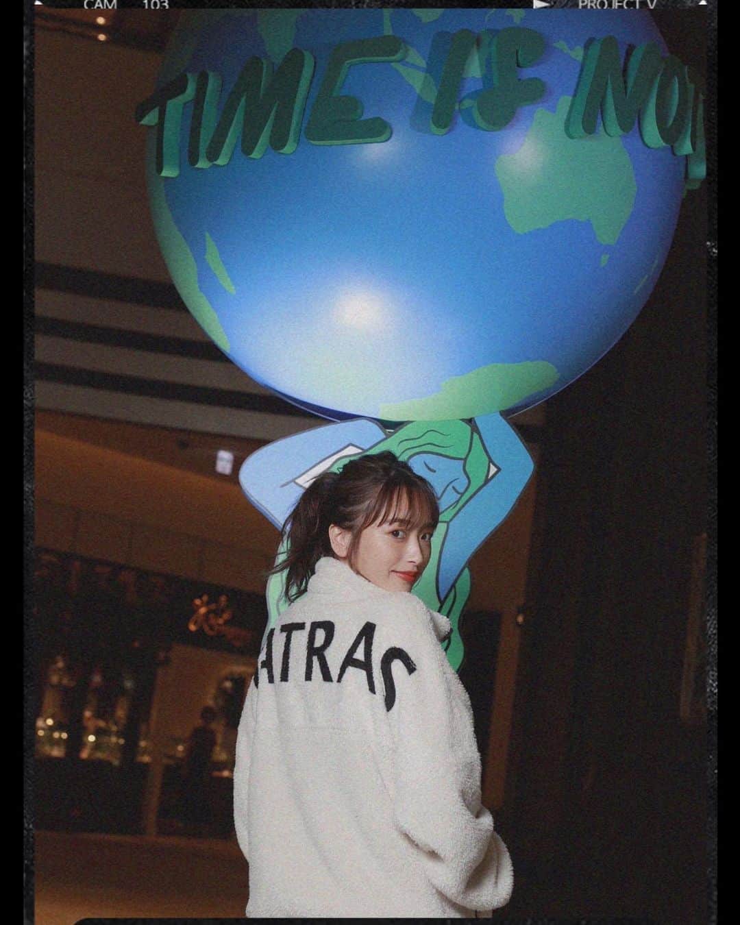 近藤千尋のインスタグラム：「TATRAS PARK で　 撮影してもらいました📷🌍  TATRASのダウンやアウターが 着れる季節が待ち遠しい☃️💞  金曜日の夜、 私はもう寝そうです。。。😪笑 今週もお疲れ様でした🤍🤍🤍  @tatras_official #TATRAS #TATRASPARK」