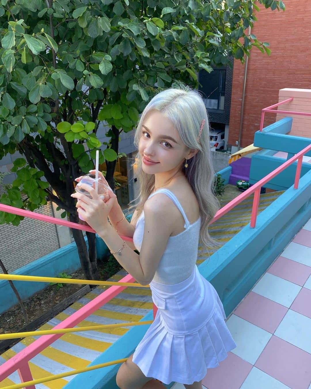 Elina 엘리나 (エリナ) さんのインスタグラム写真 - (Elina 엘리나 (エリナ) Instagram)「Colorful world🦋 do you like blue?  오랜만에 귀여운 옷 입어봤다 카페 되게 캔디캔디하다🤍」9月10日 21時37分 - elina_4_22