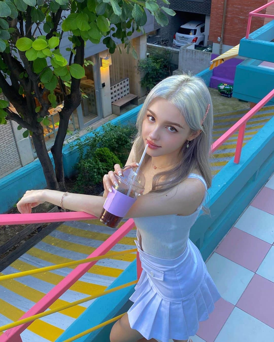 Elina 엘리나 (エリナ) さんのインスタグラム写真 - (Elina 엘리나 (エリナ) Instagram)「Colorful world🦋 do you like blue?  오랜만에 귀여운 옷 입어봤다 카페 되게 캔디캔디하다🤍」9月10日 21時37分 - elina_4_22