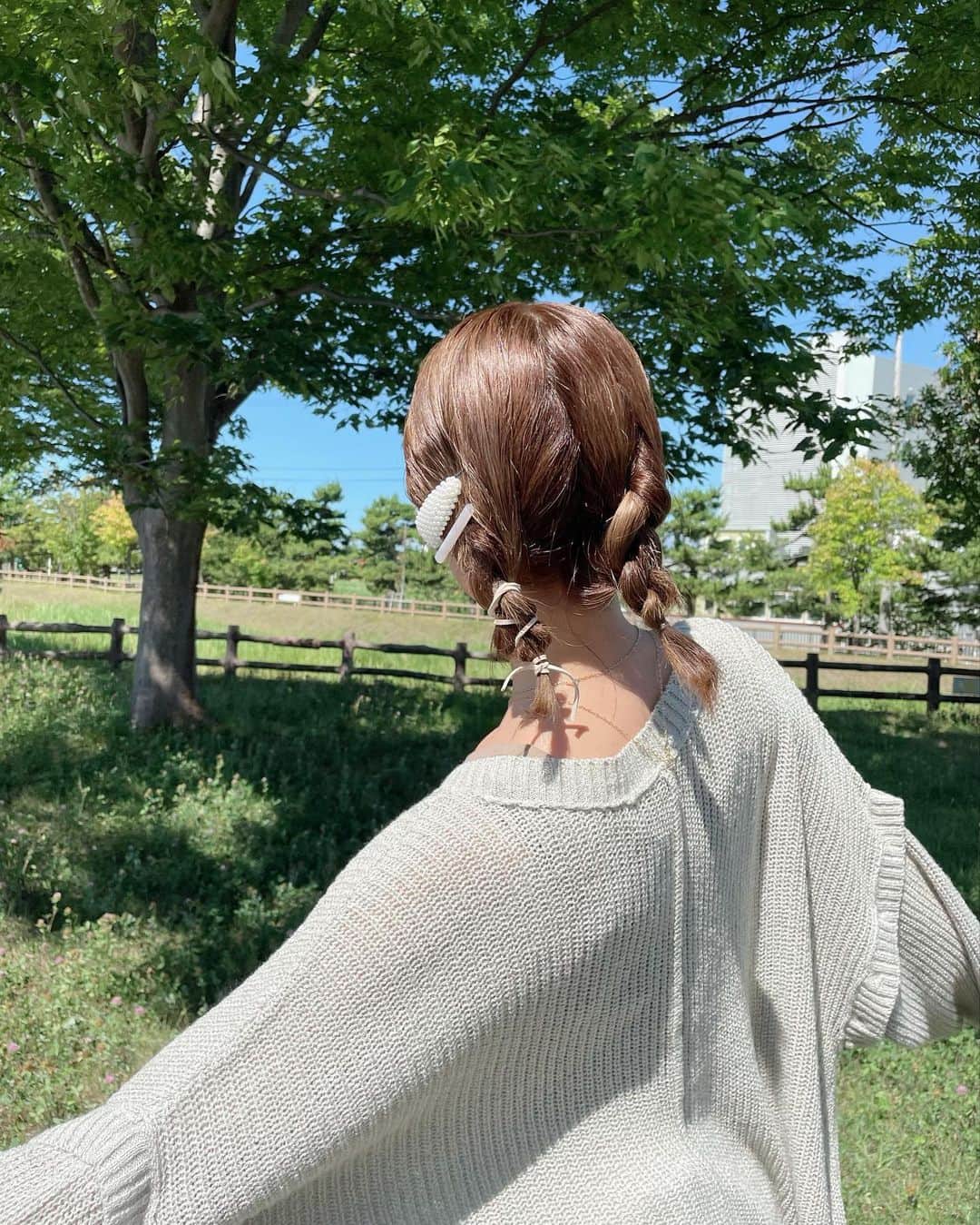 のインスタグラム：「. Right-onコーデたち💞🕺  最初の二手にわけて結ばれた髪型かわいいでひょ🤤 @as_k2_buzz_cocorira さんがやってくれたんだ🎀  #righton #buzzhair #asone #へあアレンジ #ヘアピンアレンジ #ライトオン」