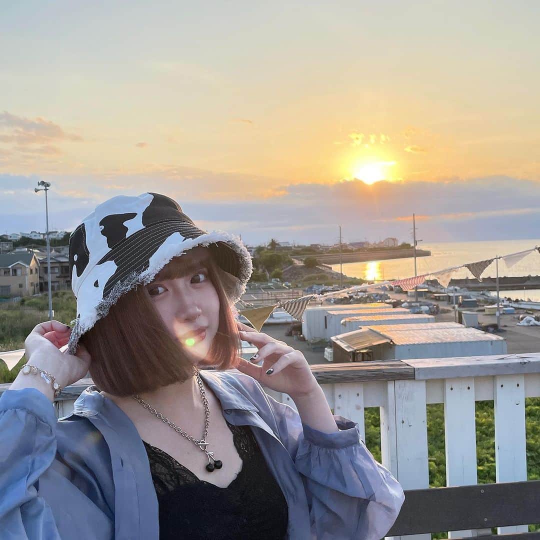 のインスタグラム：「まじ今思うとこの時よりめっちゃ今焼けたわ😇やけやすい体質なの萎える。日焼け止め〜ひん。2枚目はありがとうございますのおててですねきっと」