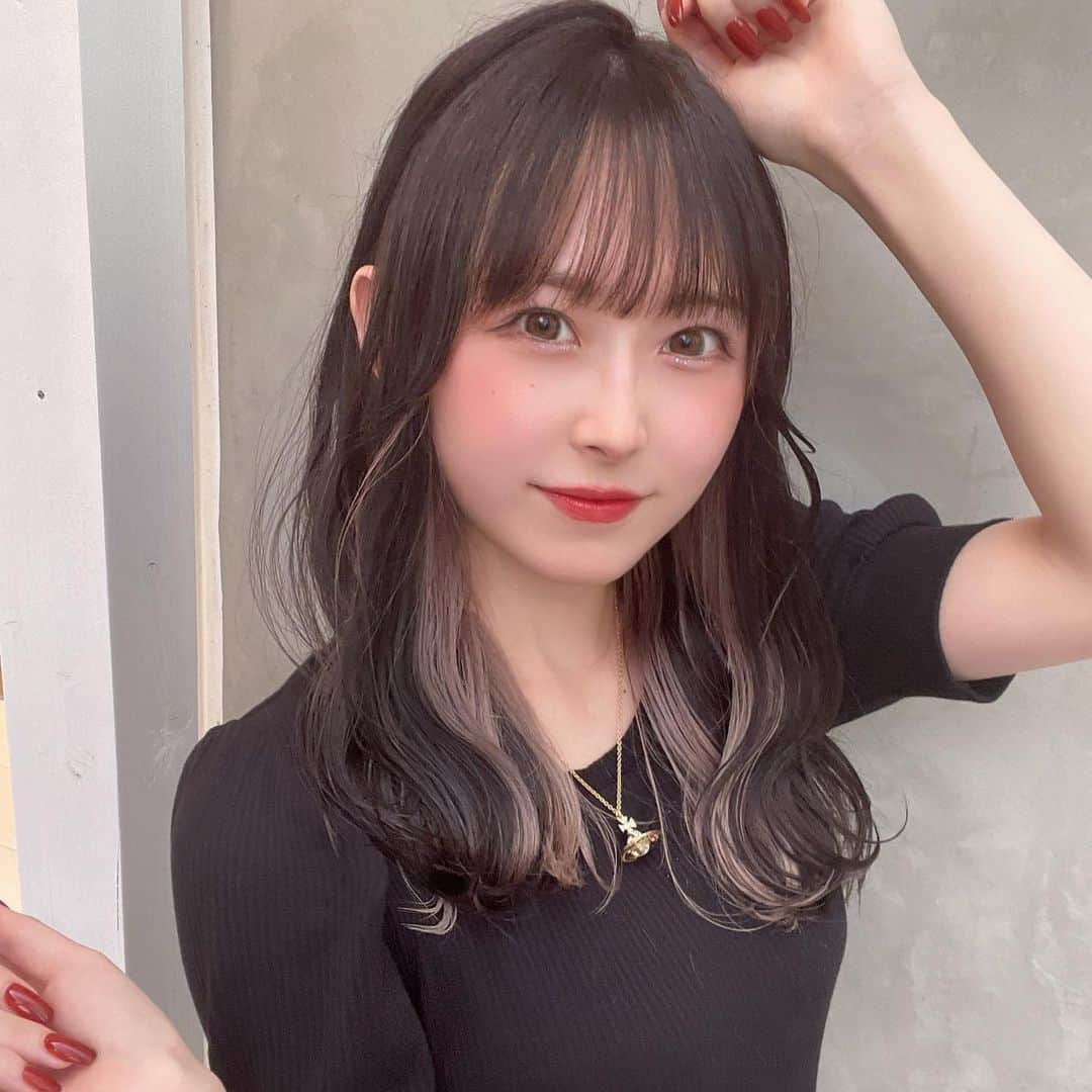 及川天和さんのインスタグラム写真 - (及川天和Instagram)「前髪とカラーでイメチェンできる！💇‍♀️ スワイプ→→→ 保存がオススメ✂️✨  前髪をセンターパートに分けてもとても似合っていたのですが、かわいい雰囲気でまっすぐ大人可愛いに変更！！！  インナーカラーで オシャレに見える⁉️  前髪だけでも雰囲気は一気に変わります✨  髪質、顔の形などを考えてカットさせて頂きました✂️  是非ご相談下さい🙇  初めての美容室は緊張すると思いますか、気軽にお越し下さい✨  他のスタイルはプロフィール下のアドレスからご覧頂けます✨ スタイルはブックマークして頂けると便利です💁‍♂️  #前髪カット#イメチェン#前髪#インナーカラー」9月10日 21時58分 - tenhouo