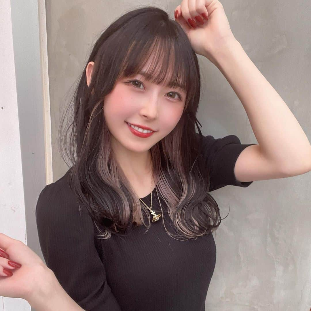 及川天和さんのインスタグラム写真 - (及川天和Instagram)「前髪とカラーでイメチェンできる！💇‍♀️ スワイプ→→→ 保存がオススメ✂️✨  前髪をセンターパートに分けてもとても似合っていたのですが、かわいい雰囲気でまっすぐ大人可愛いに変更！！！  インナーカラーで オシャレに見える⁉️  前髪だけでも雰囲気は一気に変わります✨  髪質、顔の形などを考えてカットさせて頂きました✂️  是非ご相談下さい🙇  初めての美容室は緊張すると思いますか、気軽にお越し下さい✨  他のスタイルはプロフィール下のアドレスからご覧頂けます✨ スタイルはブックマークして頂けると便利です💁‍♂️  #前髪カット#イメチェン#前髪#インナーカラー」9月10日 21時58分 - tenhouo