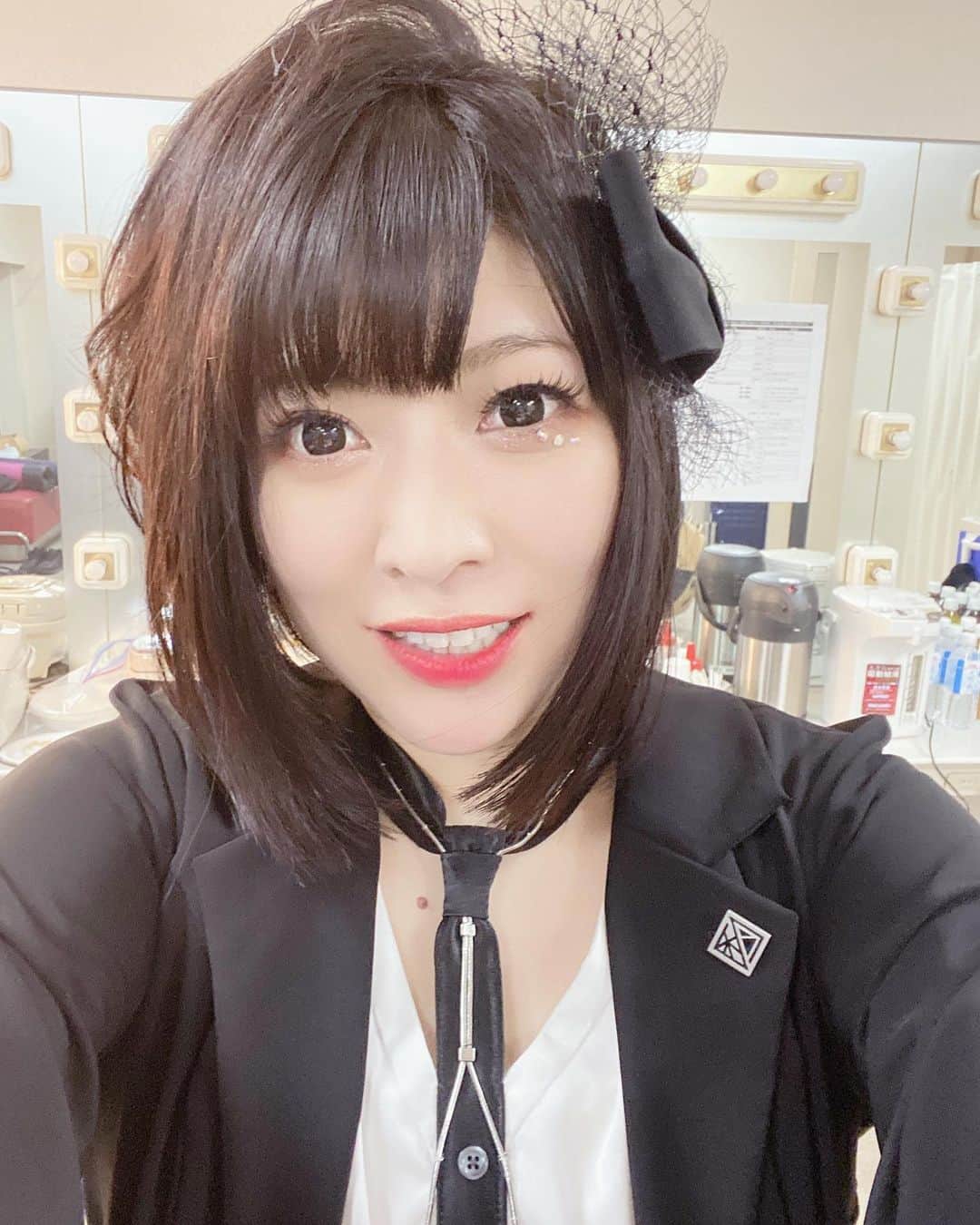 鈴華ゆう子のインスタグラム：「今日のヘアメイクは、あえていつも通りにはせず、ボブのままでいきました！ボブにカットしてくれた長年お世話になってる美容師の三井さんも見に来てくれていました！ 中野サンプラザありがとうございました。 ボブ美より。  #和楽器バンド  #鈴華ゆう子  #Wagakkibnd  #ボブ美  #angegarden  #WGB_infinity」