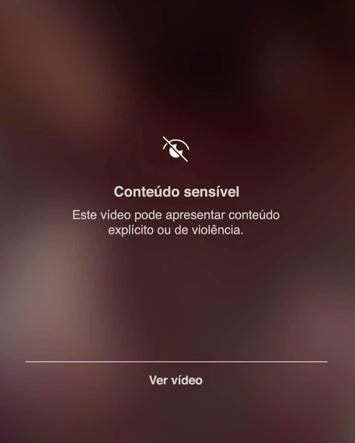 ジュリアナ・パエスのインスタグラム：「Achou que eu tinha postado algo grave? Este conteúdo é pra fazer você parar aqui mesmo. Pra te fazer pensar e te perguntar: como vai você?  Hoje em dia não deixamos nada escapar. Passamos horas nas timelines cuidando da vida alheia e muitas vezes esquecemos de conversar e escutar os outros de verdade.  A cada 40 segundos uma pessoa morre por suicídio no mundo e se a gente simplesmente escutar mais uns aos outros a gente pode reduzir essa estatística. Likes e views não são atenção. Não são afeto.  No mês do #SetembroAmarelo, eu me juntei ao @CVVoficial na campanha #ConteúdoSensível para convidar você a parar e perguntar pra quem você ama: como vai você? Manda um direct, um áudio, vai pessoalmente de máscara, liga, mas converse. Faça parte desse movimento. 💛🎗️」