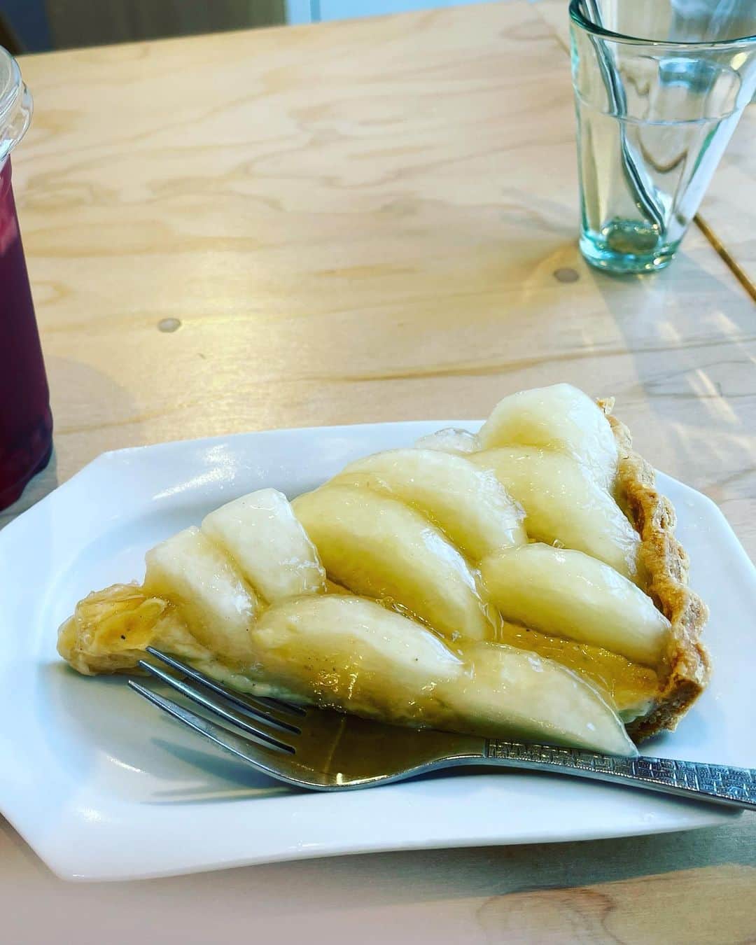 馬淵優佳さんのインスタグラム写真 - (馬淵優佳Instagram)「ここの桃のタルトはもちろんやけど、このフルーツティーがめっちゃ美味しかった💜 オシャレなカフェで打ち合わせして、対談した一日😌お疲れ様でしたー！  #AMSTRAMGRAM #cafe」9月10日 22時22分 - mabu0205