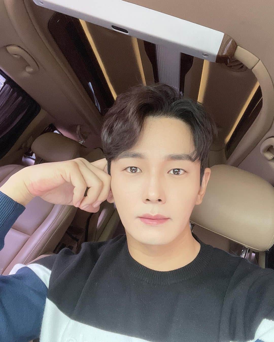オン・ジュワンのインスタグラム：「다들 행복한 주말 되길 바라~ 환절기 감기조심 비염조심💪 자연광이 좋긴 좋네 ㅎ」