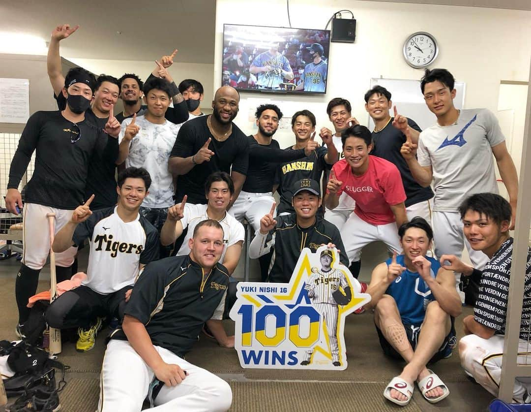 阪神タイガースさんのインスタグラム写真 - (阪神タイガースInstagram)「試合後、西投手の100勝を祝って、みんなで記念撮影✨ おめでとうございます！！ #西勇輝 選手 #公式戦通算100勝 #みんなでお祝い🎉  #阪神タイガース #挑超頂  ※記念撮影に一瞬マスク外して撮影しています」9月10日 22時36分 - hanshintigers_official