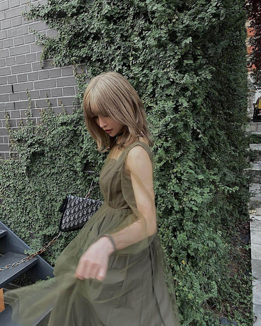 小原優花のインスタグラム：「Emiria wizさんのAW展示会にお邪魔してきました🥰✨  カーキのワンピースは今発売中の @emiriawiz_official さんのです♡👗 チュールの透け感かわいい🥺💭  一緒に行かせていただいたサナさん @_genking_ と、会場でえみりちゃん @emiri_aizawa と☺️💓  オーダーしたお洋服も楽しみです♡ ありがとうございました🍀🐿  #ootd #outfit #ewiriawiz #展示会 #aw」