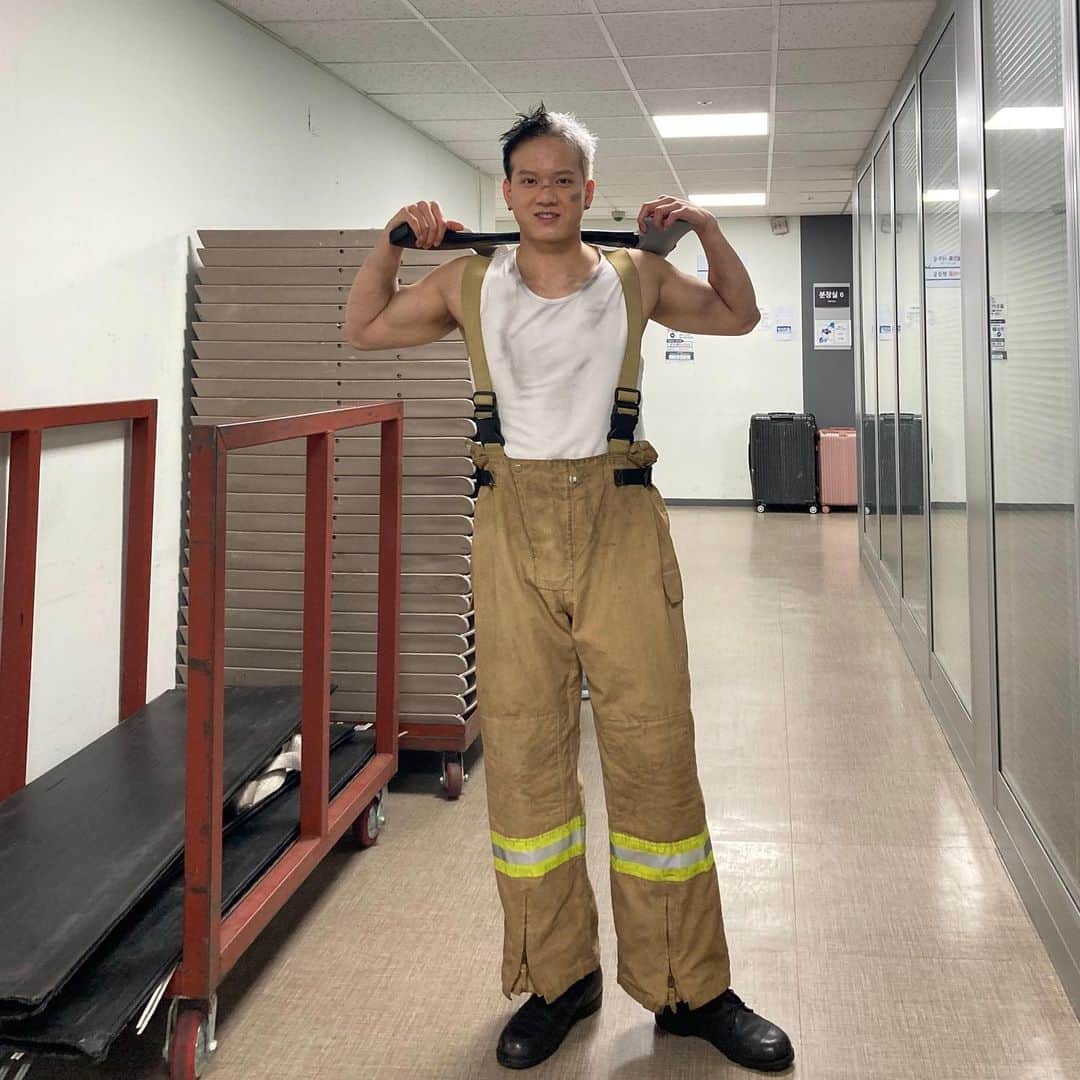 プニエル のインスタグラム：「Yea yea yea  I saw all the mentions on Twitter. Here’s your pictures ! Firefighter Peniel  예예예 트위터 멘션 다 봤어요. 사진 여기요! 소방관 프니엘」