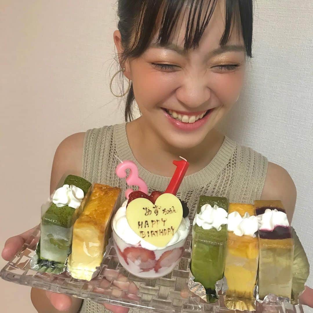 上杉あずさのインスタグラム：「. . UberEATSならぬ優berEATS(@yuu__noir )がケーキを届けてくれました🎂🎁🎉  1ヶ月越し？！念願のバースデーケーキ！ ありがとうね〜〜嬉しいいい〜💝 甘いものばかりで胃がもたれないように、わざわざポテチとかスナック菓子まで一緒に配達してくれてwwさすが気が利く女です！！！  ロウソクに点火出来るものがうちにはなくて🔥ガスコンロで付けたら運んでる間に消えちゃいまいましたw  とにもかくにも、美味しくて楽しい優berEATSデリバリーサービス、ありがとう🙌🏻🤍旦那さんケーキ食べられないから、私、全部食べちゃいますね←  #チーズケーキ #誕生日ケーキ #ウーバーイーツ #初めてのウーバーイーツ #うちの家全然探しきれんやん #ウーバーイーツお迎え事件 #こちらから貰いに行くスタイル #ubereats #cheesecake #cheesecakefukuoka #fukuokasweets #cake #birthdaycake #ochicafe #coffeetime」