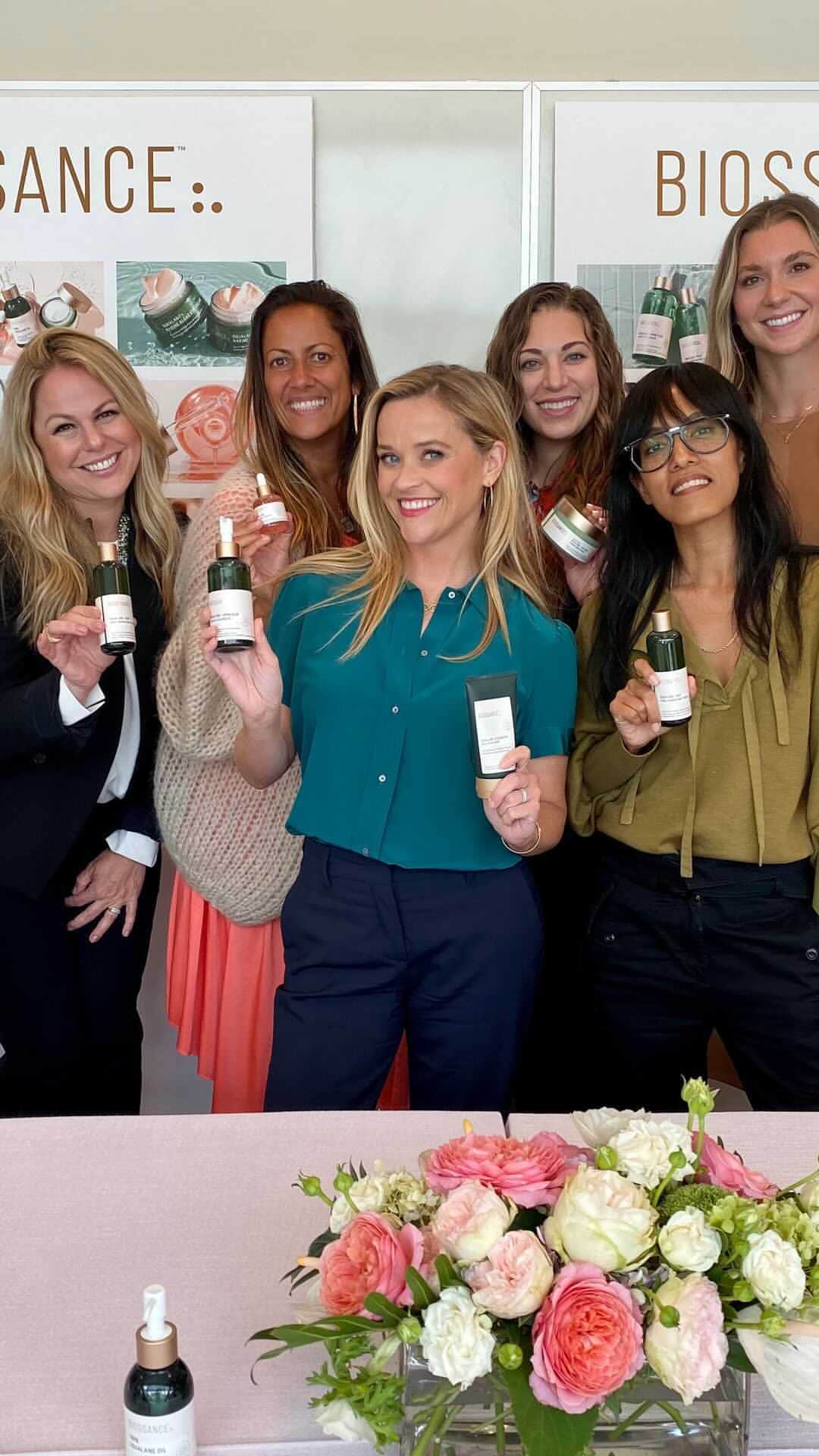 リース・ウィザースプーンのインスタグラム：「Had so much fun meeting the @Biossance team and touring their amazing facilities. Use my code REESE for 25% off all products on Biossance! ✨#biossancepartner」