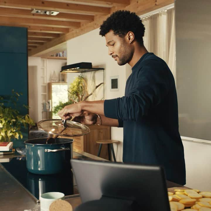 セルジュ・ニャブリのインスタグラム：「Bringing @primevideosportde to a kitchen near you 👨🏽‍🍳👀」