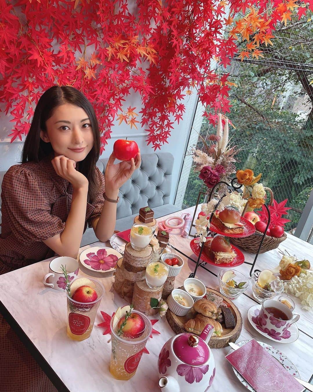 のインスタグラム：「ㅤㅤㅤ ㅤㅤㅤ @hautecouturecafe_producedby_gg で 9/1から紅葉が楽しめます🍁 先月お伺いした時には藤の花だったのにすっかり秋仕様❤️ 同じ店内なのにこんなに表情が変わるのか〜！と お店に足を踏み入れた瞬間に感動🥲✨ ㅤㅤㅤ そして新アフタヌーンティーも！ Apple and cheese afternoon tea🍎 ㅤㅤㅤ ジンジャー系列のアフタヌーンティー、 今までたくさんいただいてきたけど… いちばんタイプかもしれないです🥺❤️❤️ ㅤㅤㅤ アップルコンポートが丸々ひとつ乗った カスタードフレンチトーストがひとりいっこと贅沢すぎ😳 プラス料金でつけられるアップルジンジャーエールも 見た目が可愛すぎる上にめちゃくちゃ美味しいの😮‍💨💕 ㅤㅤㅤ 毎回言ってるけど @kayoko_nagatani は天才すぎます🙏🏻✨✨ ㅤㅤㅤ @paipaidekami 一緒に行ってくれてありがとう🥰 TikTokも撮ったから見てね✌🏻 ㅤㅤㅤㅤㅤㅤ #中目黒 #中目黒カフェ #hautecouturecafe #hautecouturecafeproducebygg #afternoontea #アフタヌーンティー #followme #followmejp #followjp」