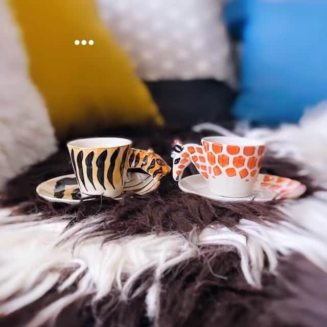 裕木奈江のインスタグラム：「良い週末をお過ごし下さいませ😉☕️  #weekend #relaxing #coffeelover #coffee #expresso #espresso #espressocup #☕️ #🦒 #🐅 #whydontyousayso」