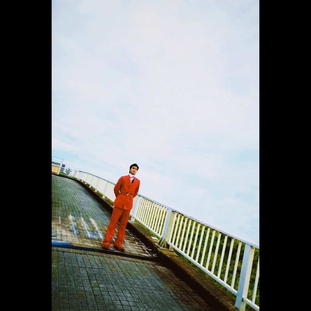 磯村勇斗さんのインスタグラム写真 - (磯村勇斗Instagram)「.  29歳になりました  どうぞこれからも  皆さんよろしくお願いします  上を向いて  地に足をつけて  笑っていきたいですね  2021.9.11」9月11日 0時02分 - hayato_isomura