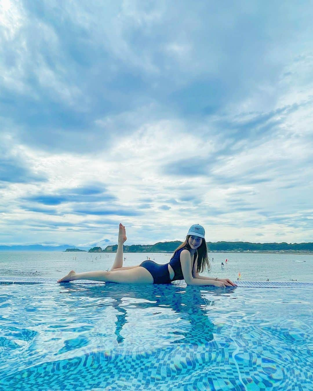 野崎萌香さんのインスタグラム写真 - (野崎萌香Instagram)「今日は暑すぎて久しぶりに poolに行きたくなりました...🐠💦  写真はいつかの🌊👙🧢  cap... @honeyfitz_official  swim wear... @dholic_official」9月11日 0時19分 - moeka_nozaki