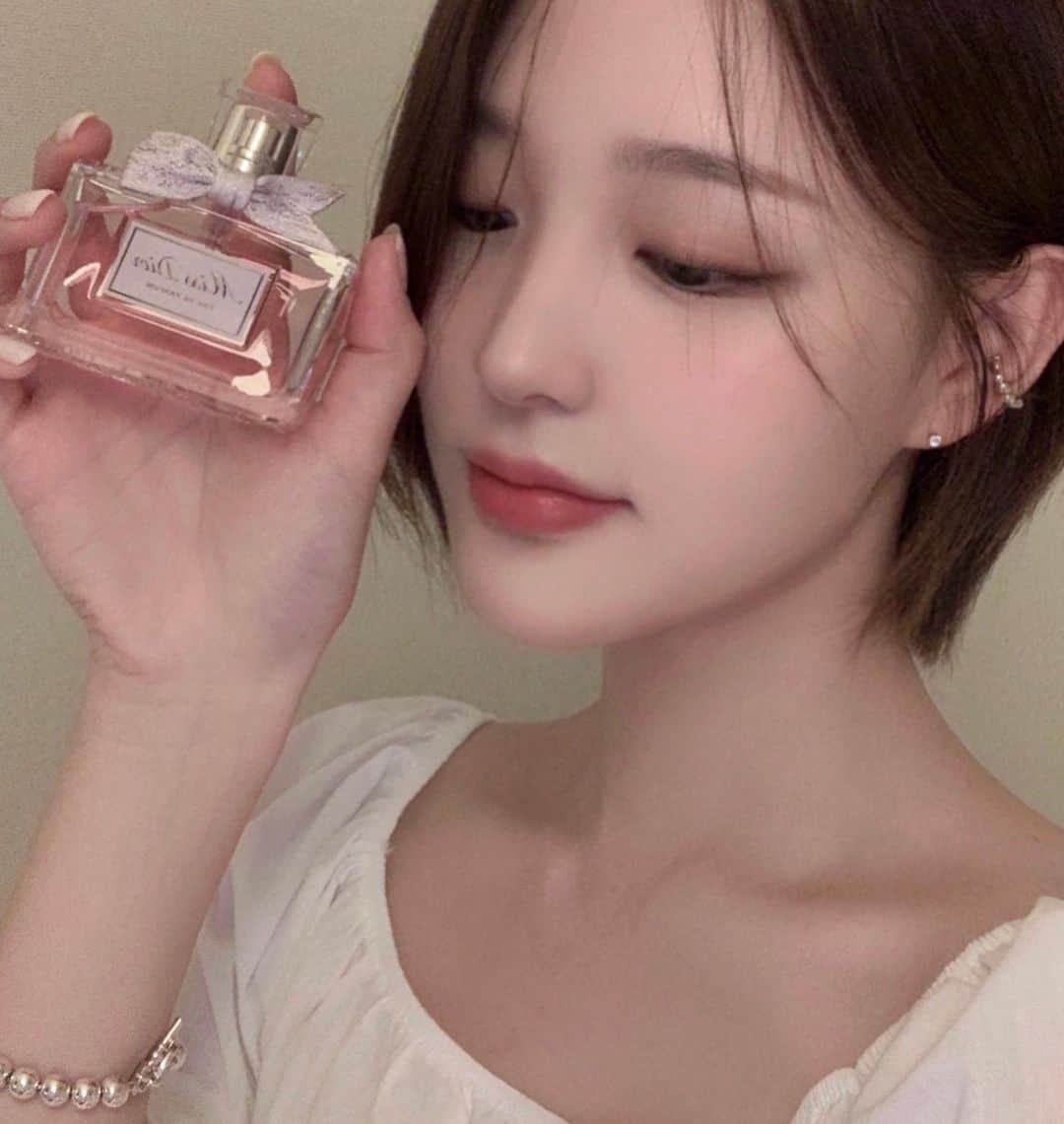 スビンさんのインスタグラム写真 - (スビンInstagram)「#유료광고 @diorbeauty   AND YOU, WHAT DO YOU WAKE FOR? 수공예 꽃잎자수 오뜨 꾸뛰르 보우가 포인트인 뉴 미스 디올 오 드 퍼퓸 ꕤ 벨벳티 프레쉬 플로럴 부케향으로 은은한 꽃향기에요  미니 향수는 일부 매장에서 한정 수량으로 증정된다구 해요  #미스디올 #미스디올오드퍼퓸  #missdior #wakeupforlove #디올뷰티 #디올향수 #여자향수」9月11日 1時35分 - sooviin38