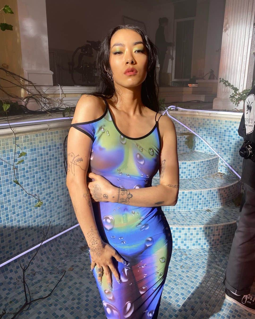 リナ・サワヤマのインスタグラム：「this month I’m on @metallica, @ladygaga albums and next month on @eltonjohn !!!!!! wow k chill !!!!!! Enter Sandman, Free Woman remix, Chosen Family … go check them out !!!   also I’ve nearly finished writing my second album and I’m sick with anxiety over it aaaaaaaaaa it slaps but I’m nervous 🤮🤮🤮🤮🤮🤮🤮」