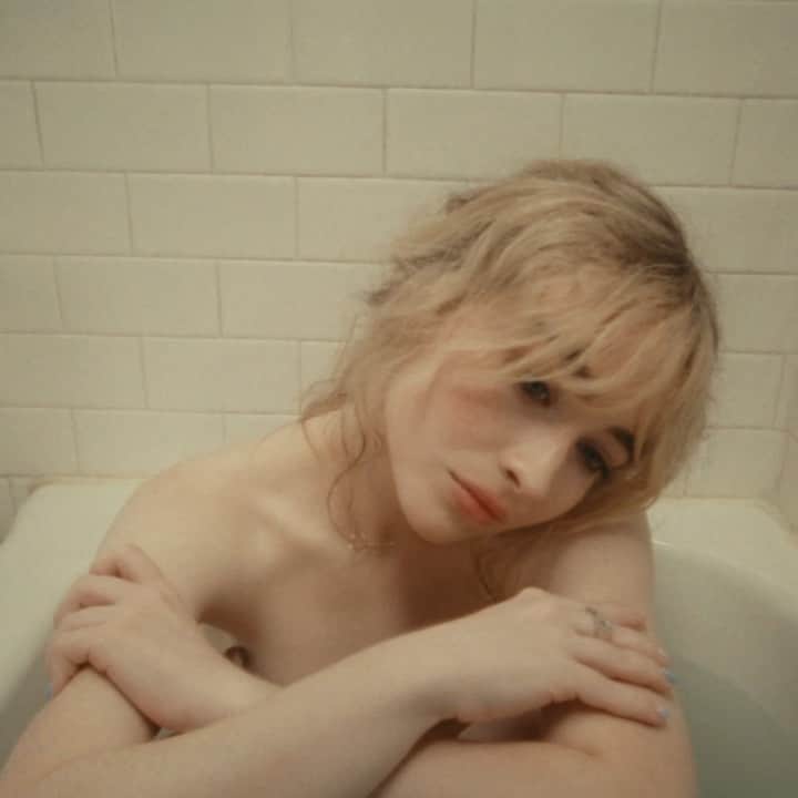 サブリナ・カーペンターのインスタグラム：「so what do u guys think of skinny dipper」