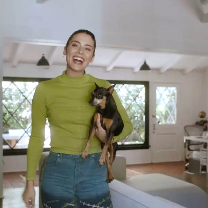 ロレンザ・イゾのインスタグラム：「Bucket list to be on @archdigest with @avocadogreenbrands 🥑 By the dream team: @ggggbone directing @luisaconlon DP @sophhreshh art directing @snewms gaffer and Make up by my @allanface and hair by @ryanrichman Cool and SUSTAINABLE lewk by @eckhaus_latta 🕶 @oliverpeoples」