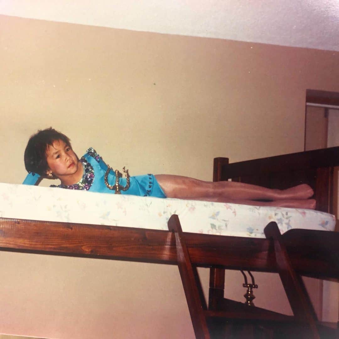 ミシェル・クワンのインスタグラム：「A flashback of my childhood bedroom that I shared with my sis - here I am at 7 year’s old and showing off my top bunk, cool sparkly costume mama Kwan made me and the first trophy that I just won 🤩 #lifesgood #fbf」
